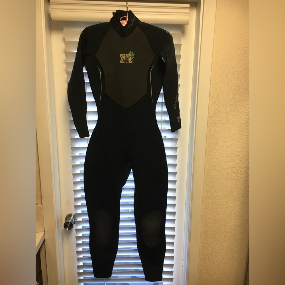 Body Glove unisex wetsuit. Perfect condition. Size 5/6 3.2 mm in thickness